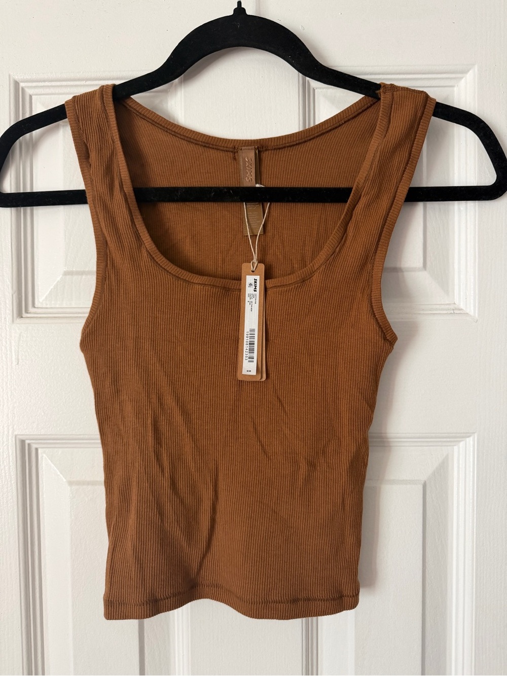 SKIMS Ribbed Scoop Tank in Chai